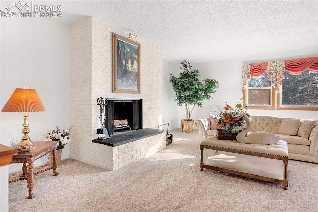 Image 26 of 50: Living Room