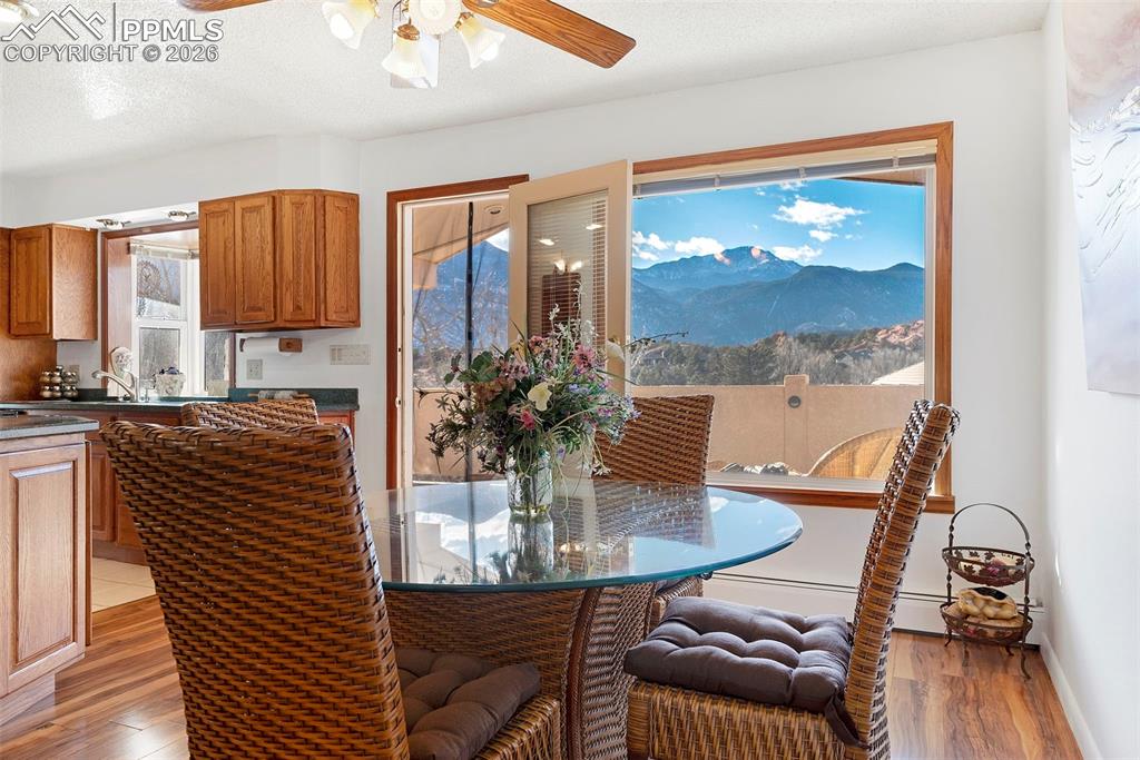 Image 32 of 50: Dining Area