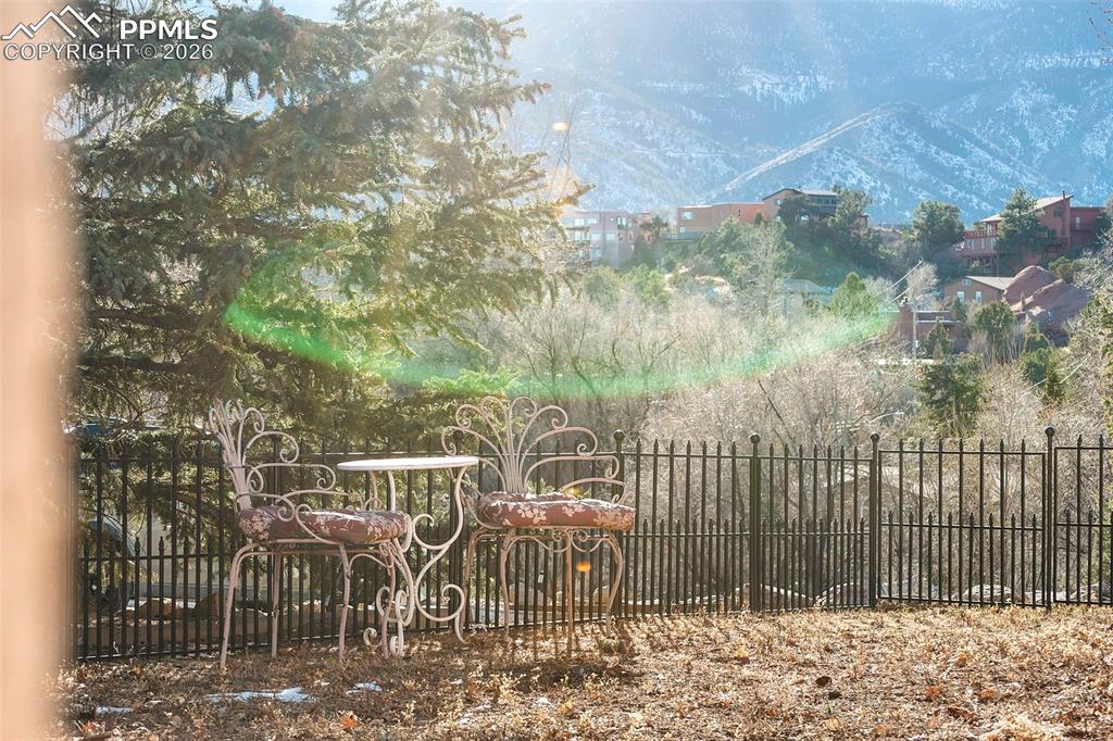 Image 42 of 50: Yard