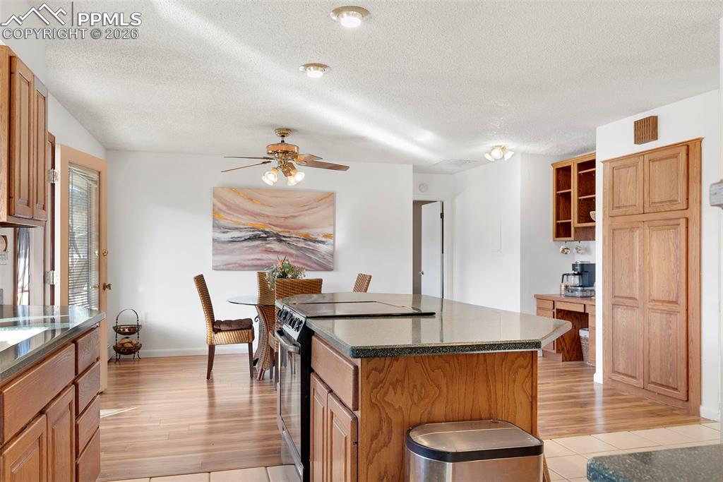 Image 6 of 50: Kitchen