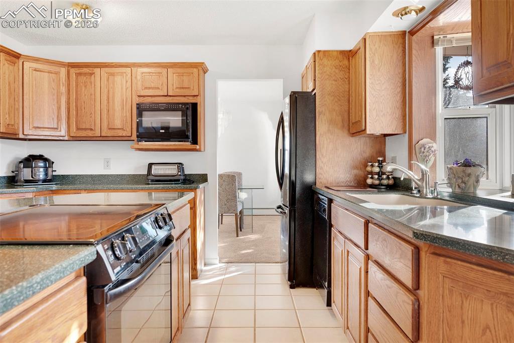 Image 8 of 50: Kitchen