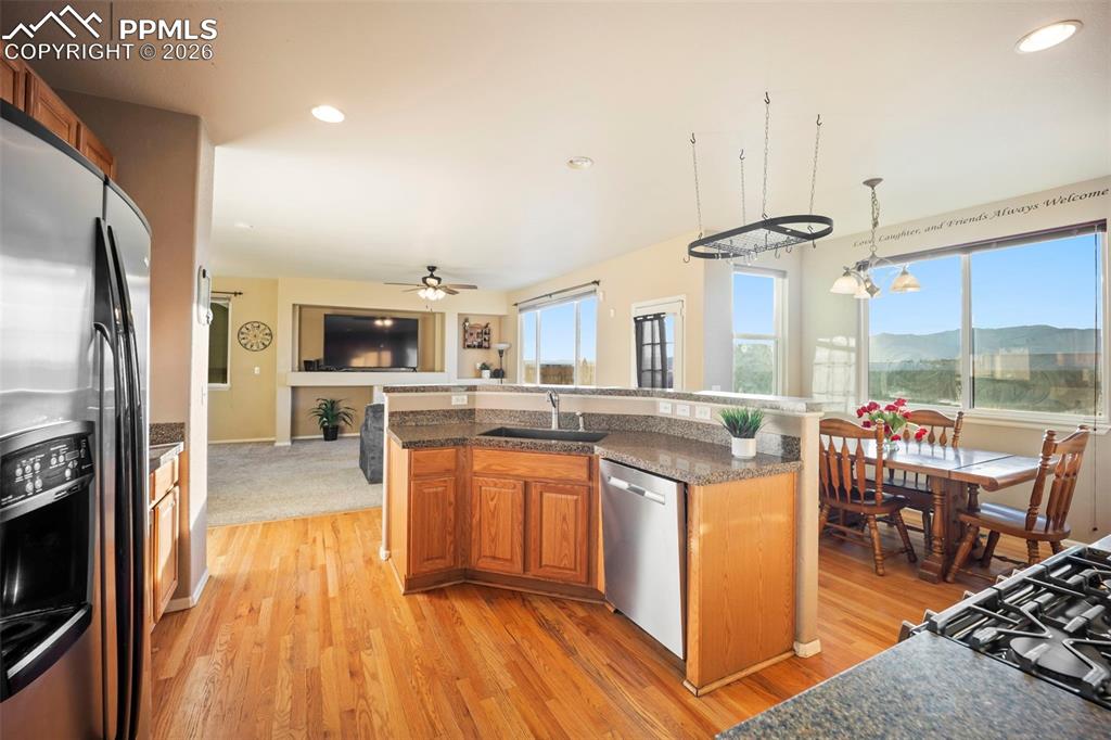 Image 17 of 49: Kitchen