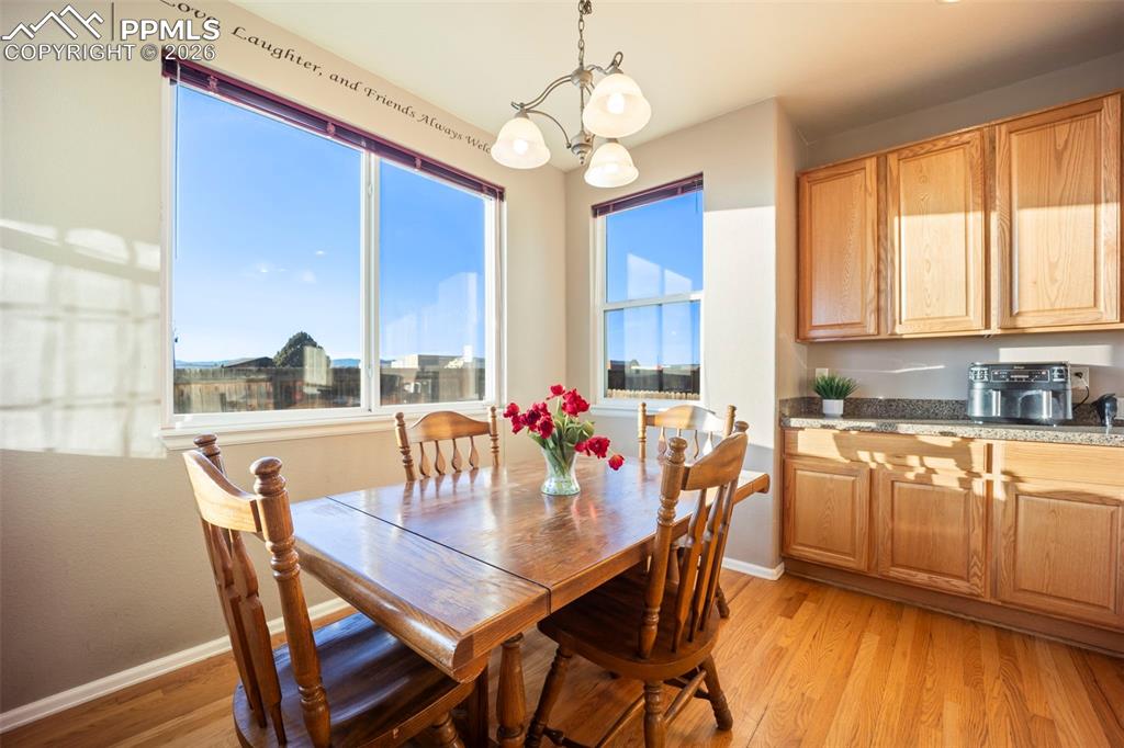 Image 18 of 49: Dining Area