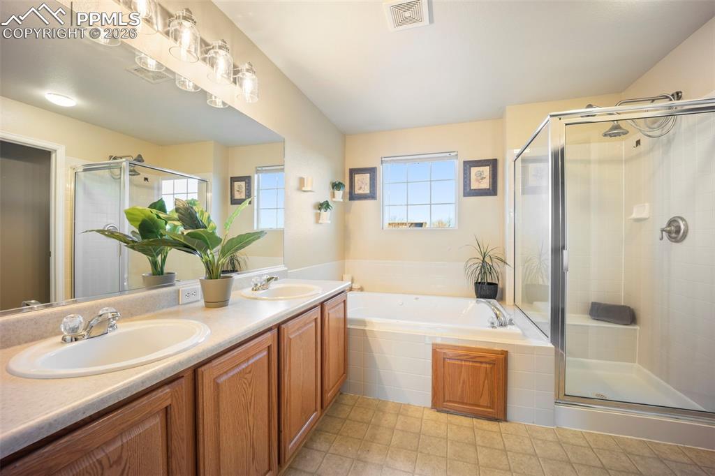 Image 24 of 49: Bathroom