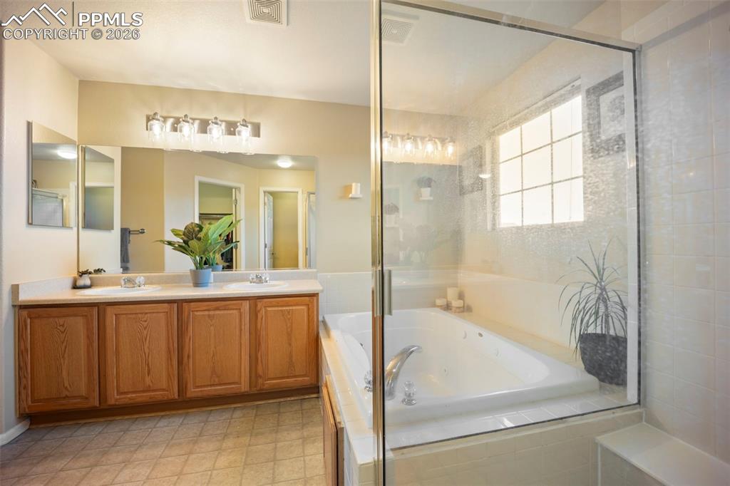 Image 25 of 49: Bathroom