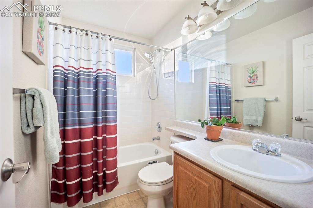 Image 34 of 49: Bathroom