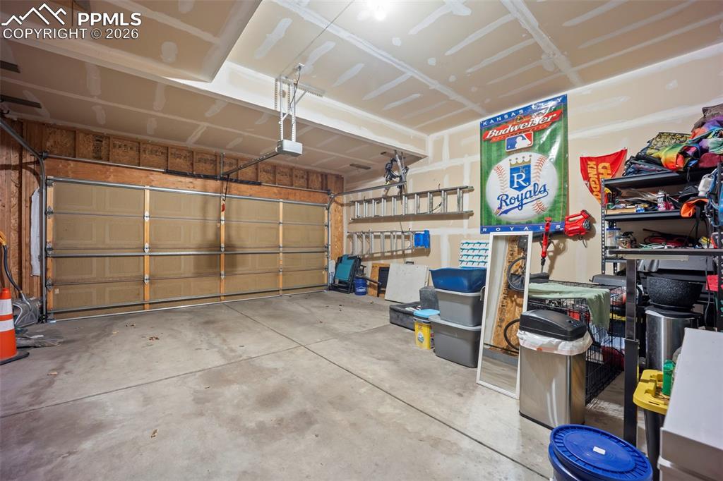 Image 37 of 49: Garage