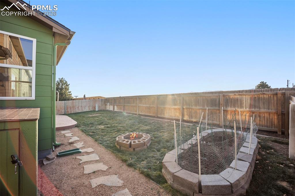 Image 39 of 49: Yard