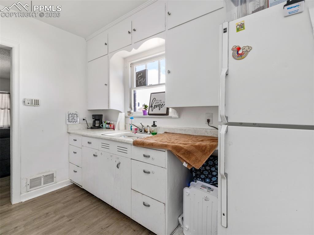 Image 10 of 26: Kitchen