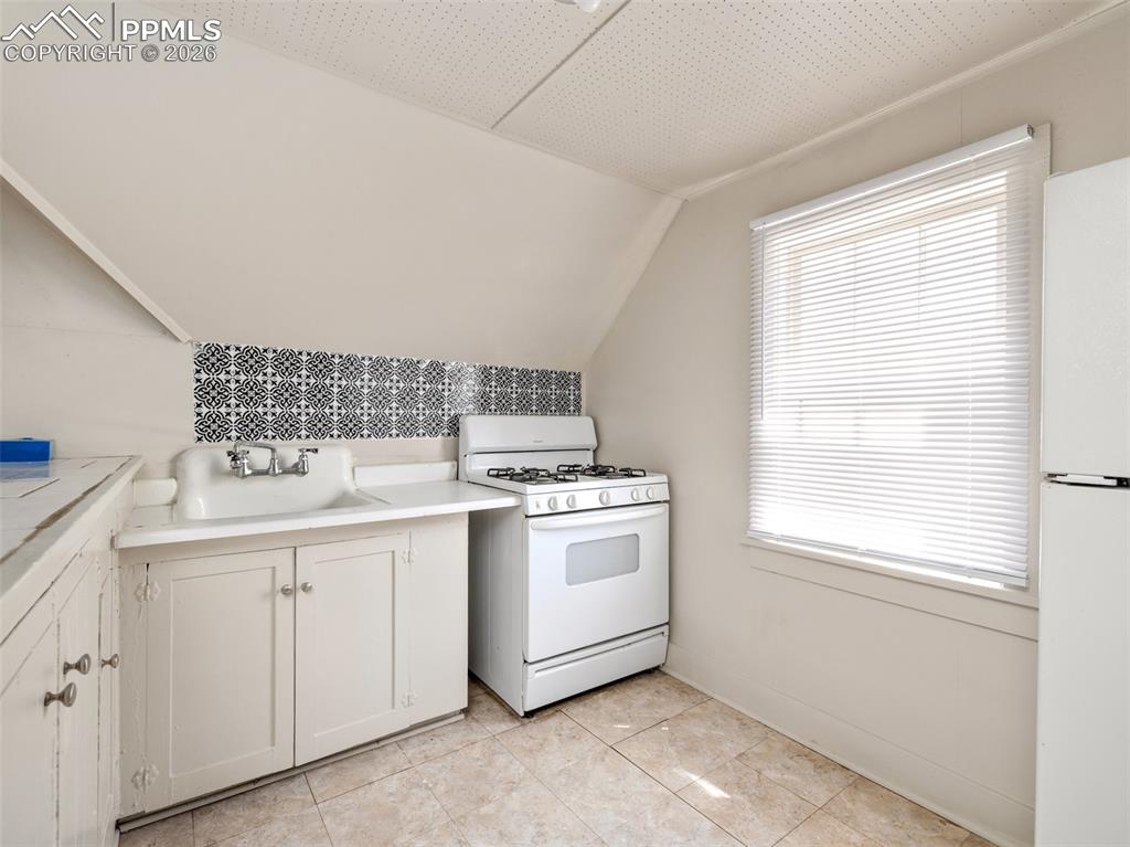 Image 19 of 26: Kitchen