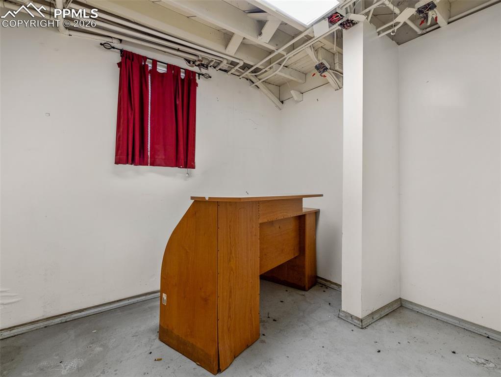 Image 22 of 26: Closet