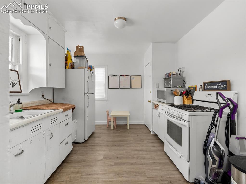 Image 9 of 26: Kitchen