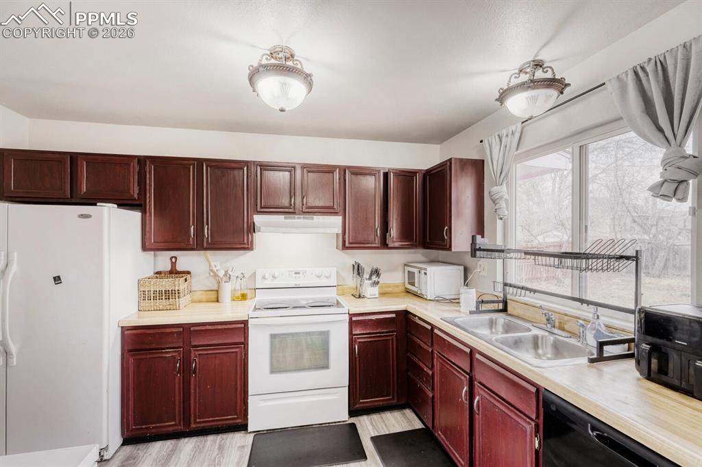 Image 14 of 28: Dining Area