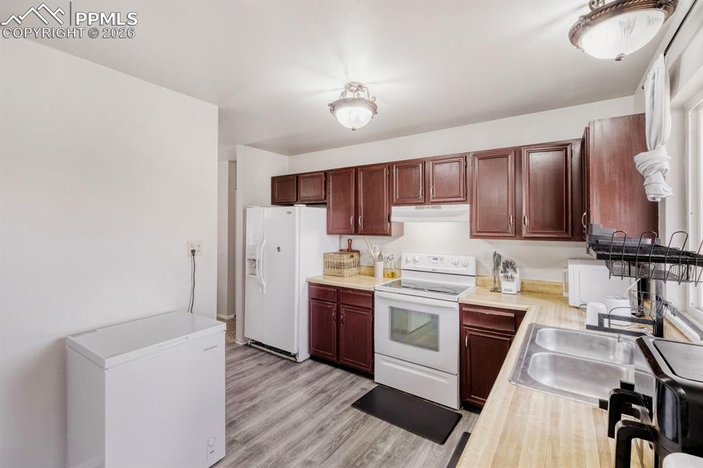 Image 16 of 28: Office