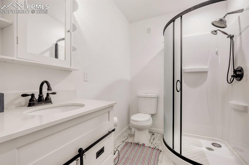 Image 23 of 28: Bedroom