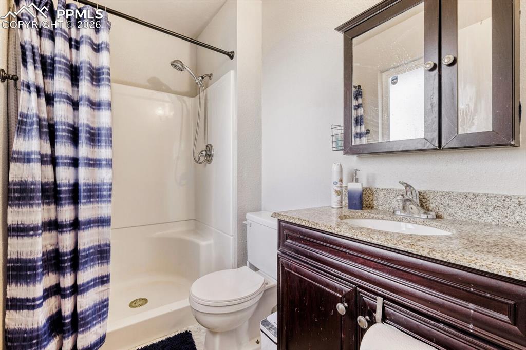 Image 25 of 28: Bedroom