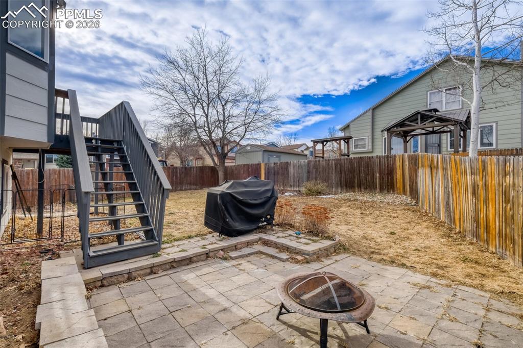 Image 17 of 17: A ton of outdoor living potential! 