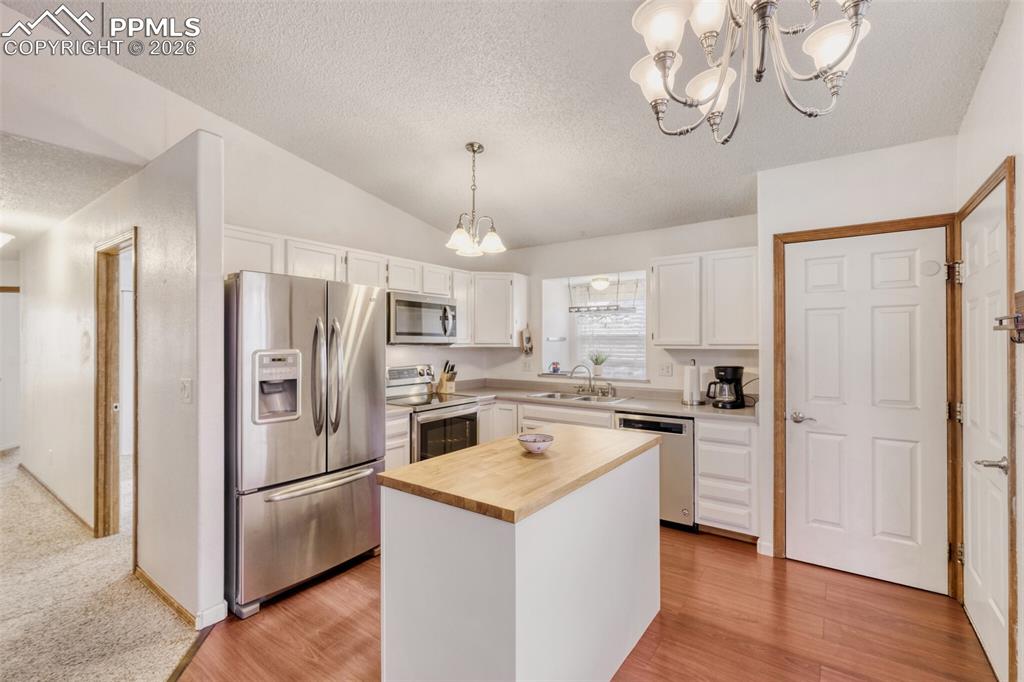 Image 4 of 17: Kitchen