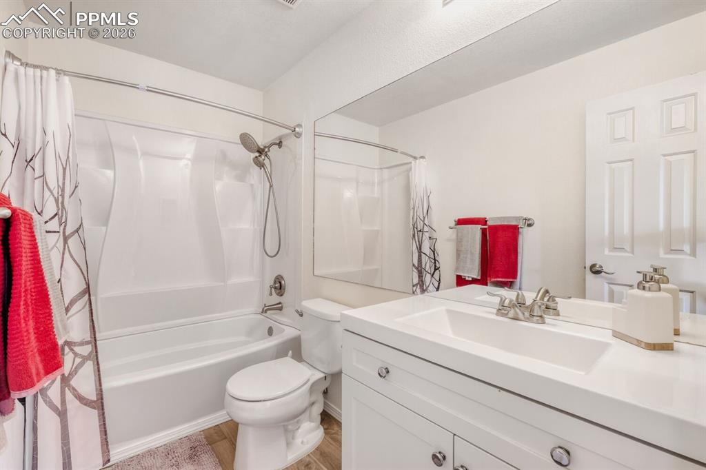 Image 6 of 17: Full Bathroom on Upper Level