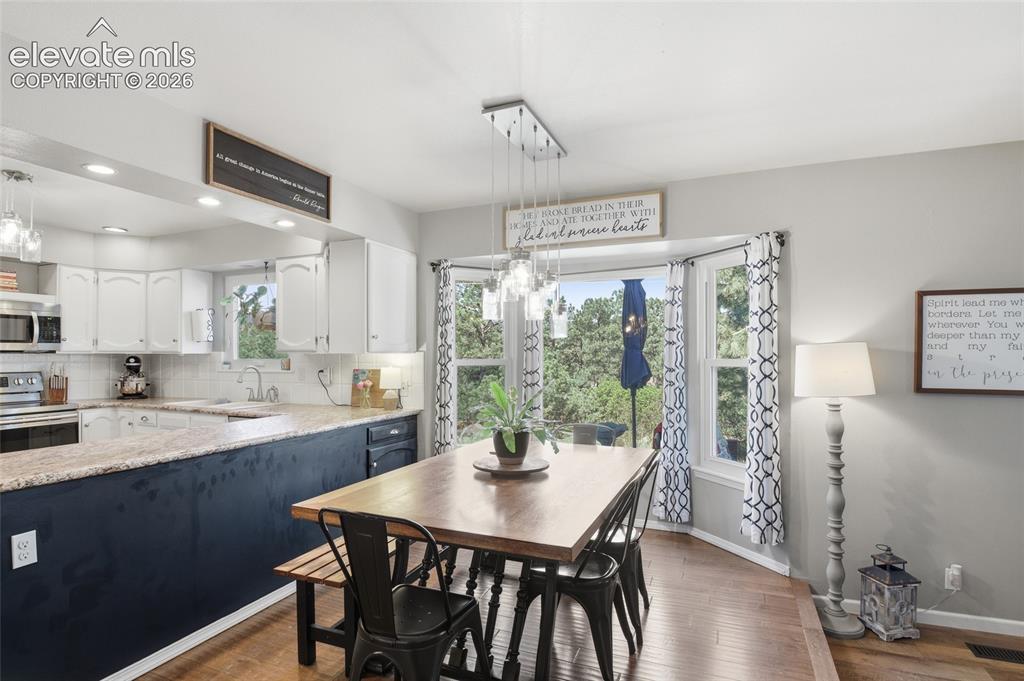 Image 17 of 48: Dining Area