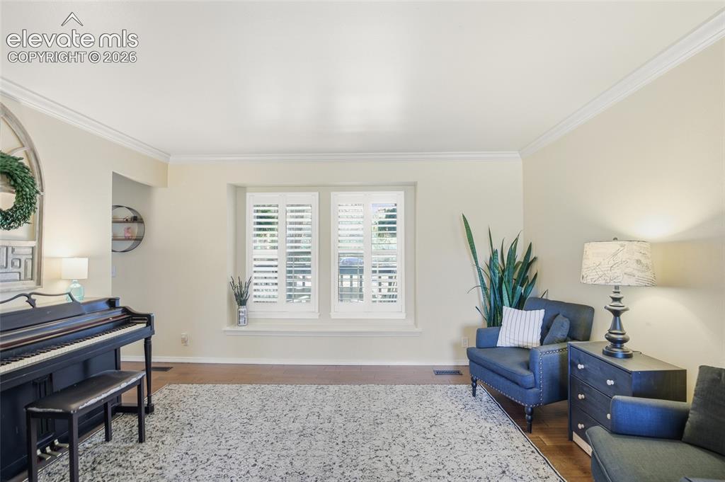 Image 18 of 48: Sitting Room