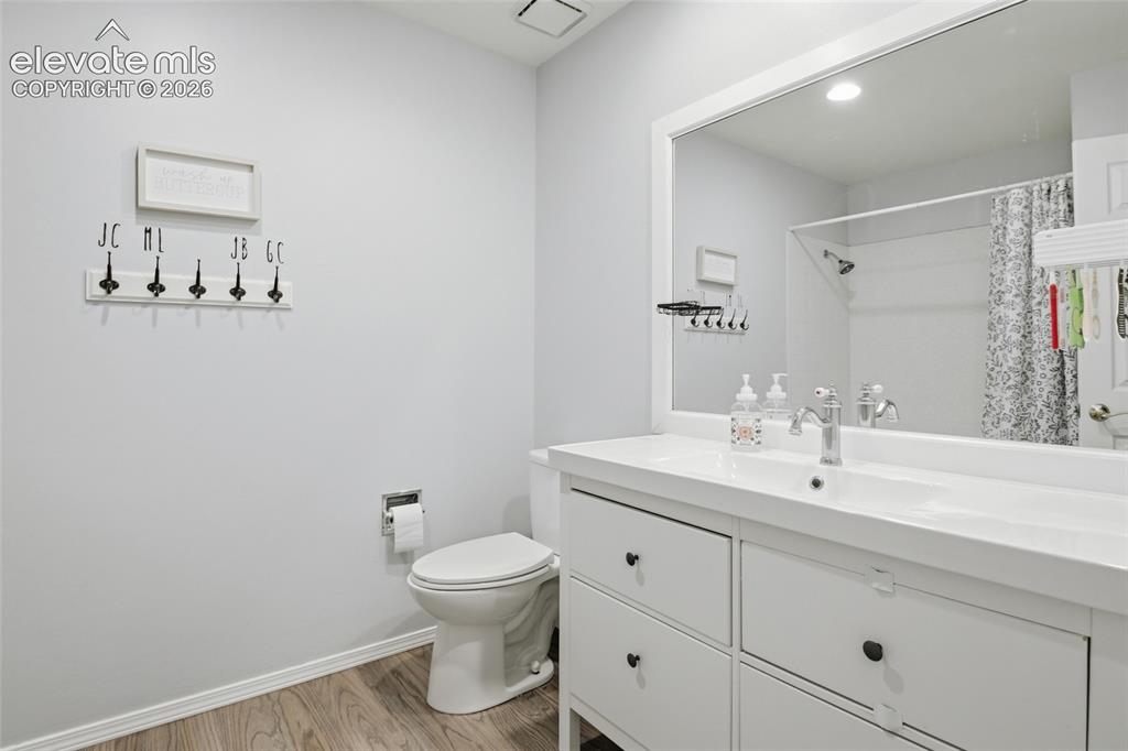 Image 23 of 48: Bathroom