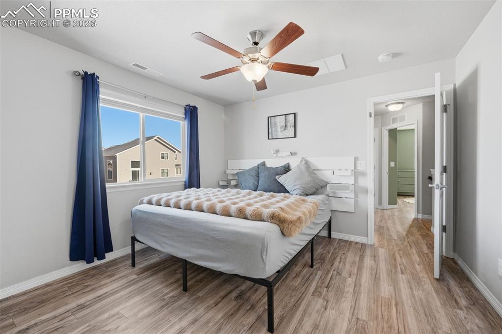 Image 12 of 25: Bedroom