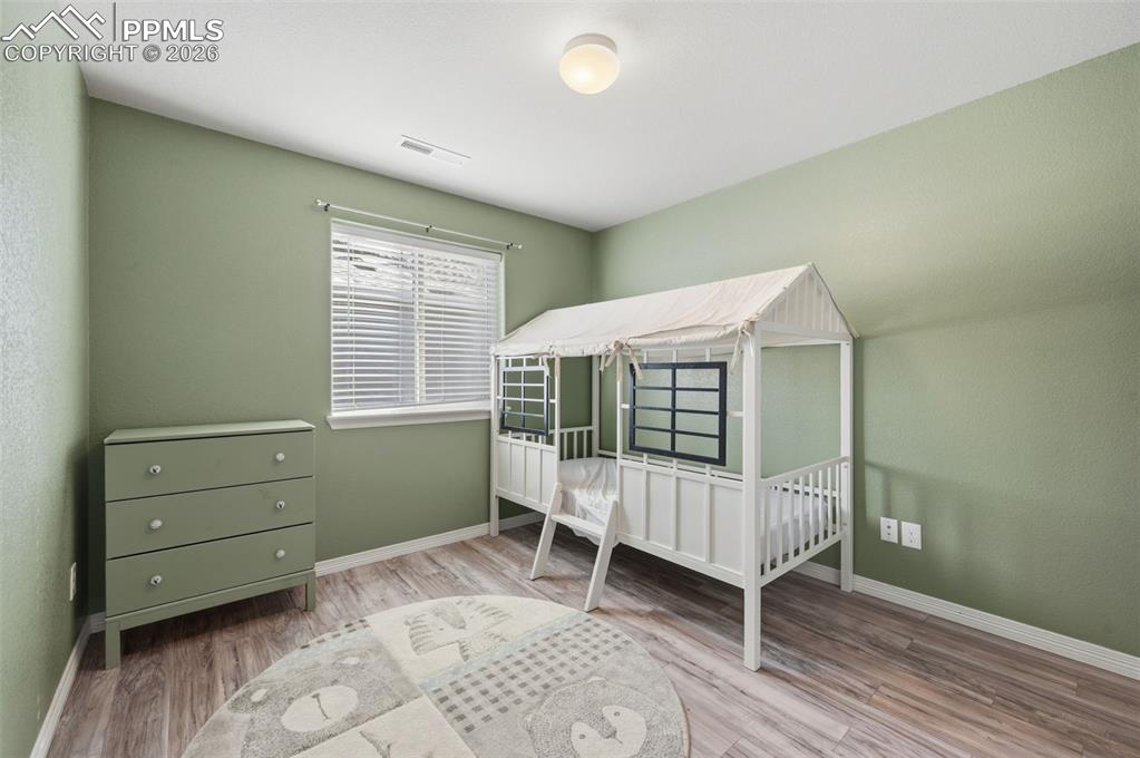 Image 16 of 25: Bedroom