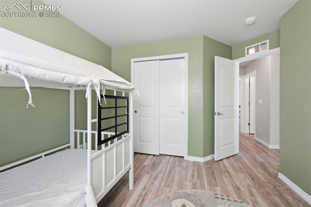 Image 17 of 25: Bedroom