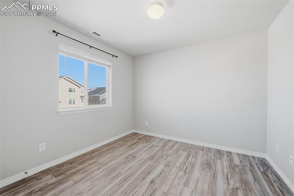 Image 19 of 25: Bedroom