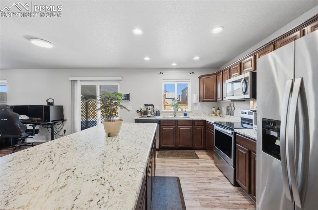 Image 7 of 25: Kitchen