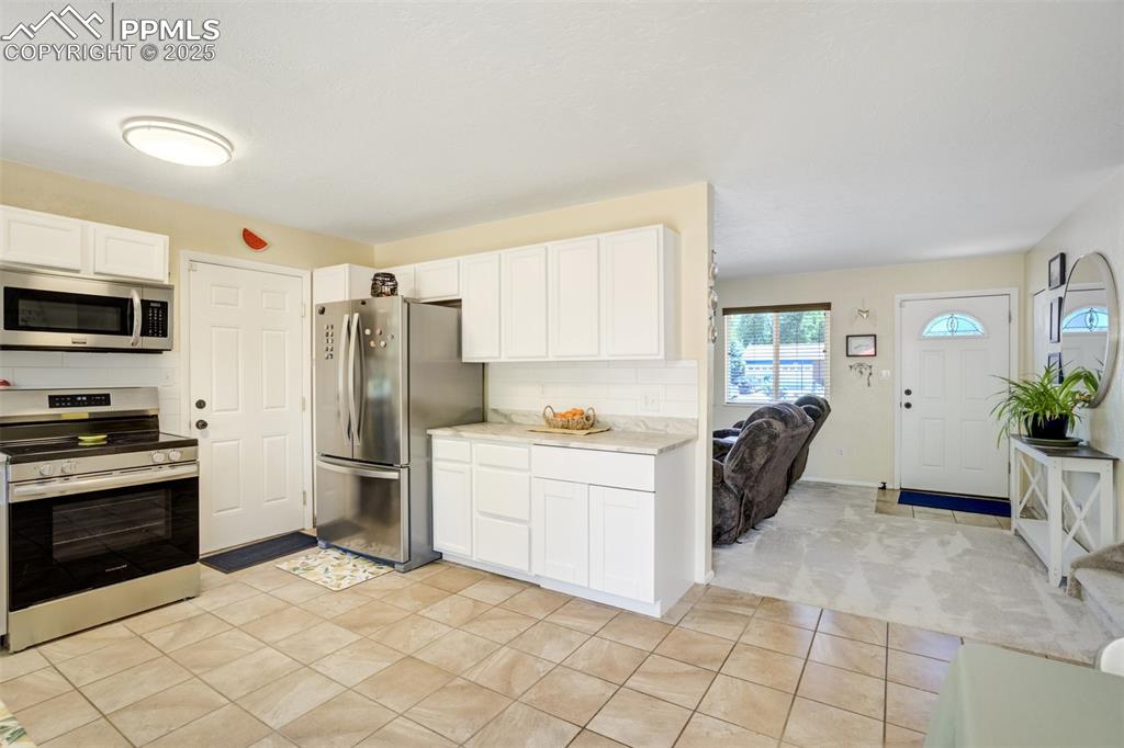 Image 10 of 30: Kitchen