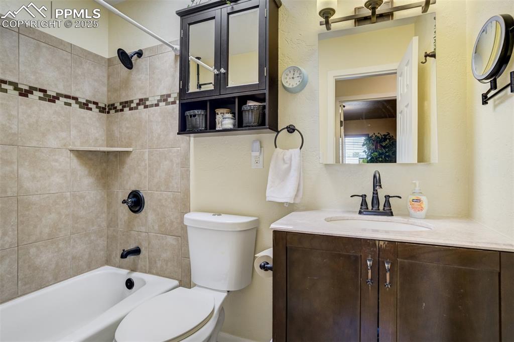 Image 13 of 30: Bathroom