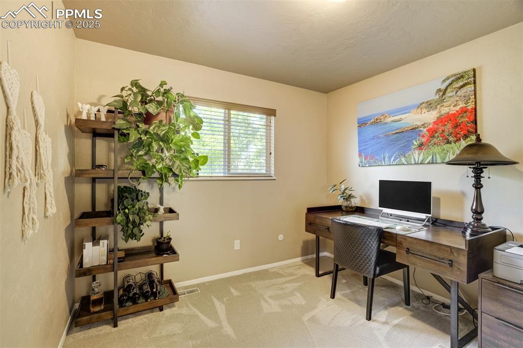 Image 18 of 30: Office