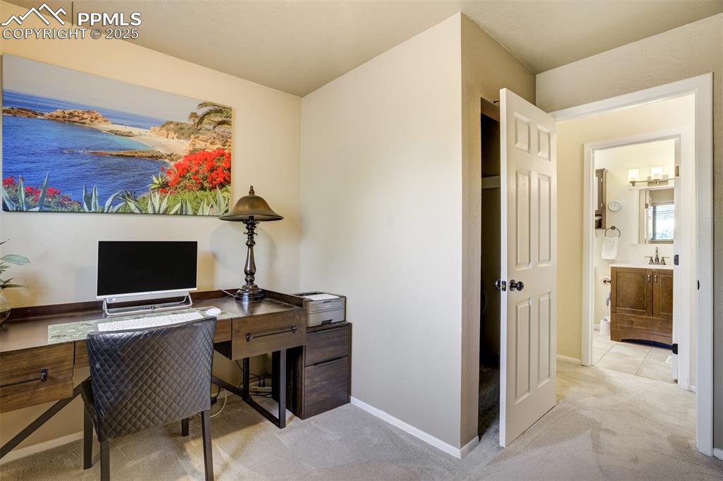 Image 19 of 30: Office