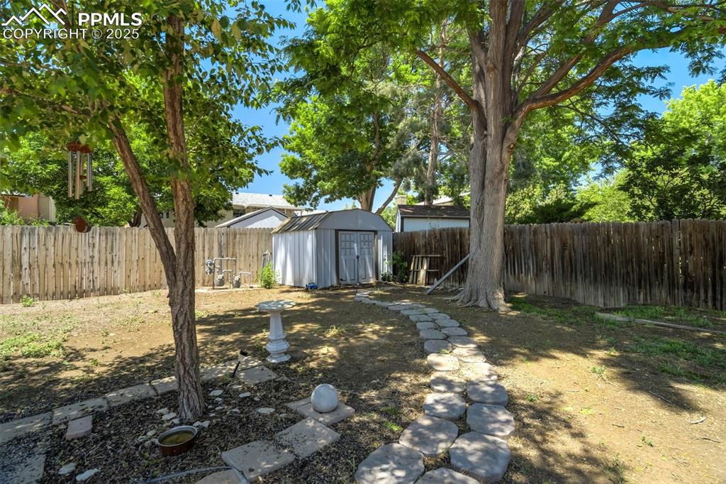 Image 31 of 34: Yard