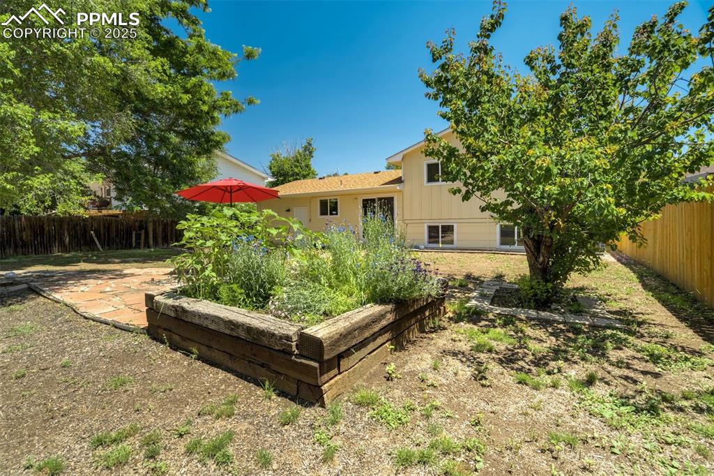 Image 32 of 34: Yard