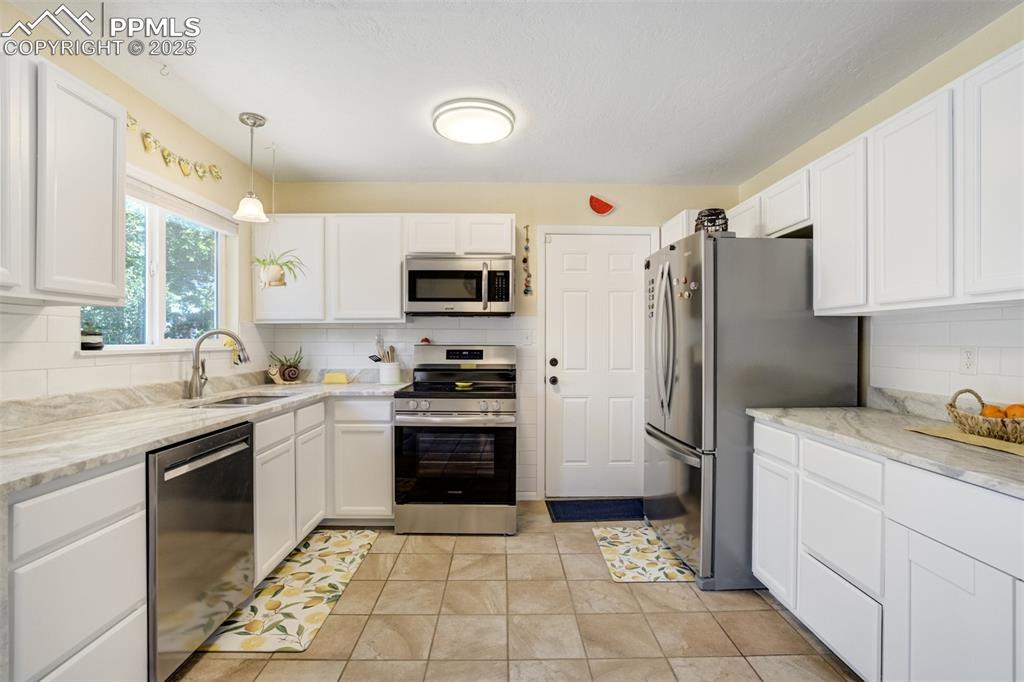 Image 9 of 30: Kitchen