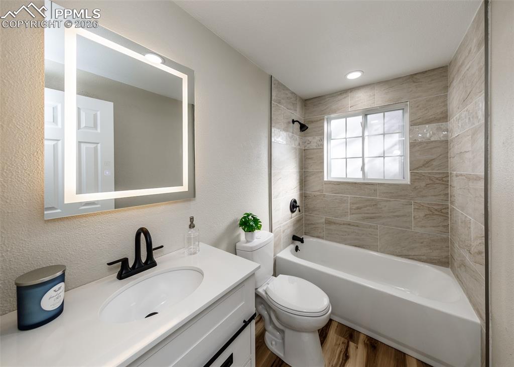 Image 16 of 38: Bathroom