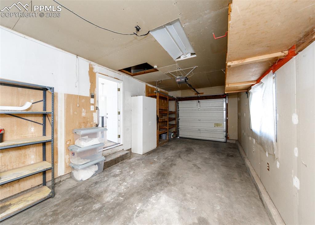 Image 26 of 38: Garage