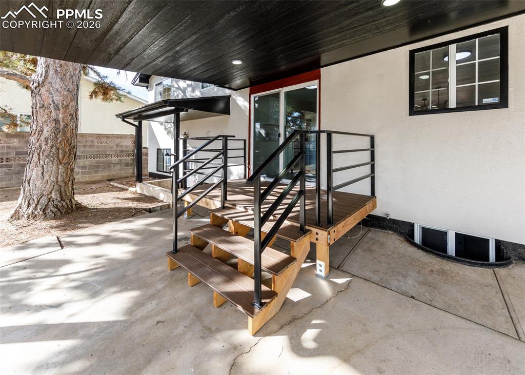 Image 28 of 38: Entry