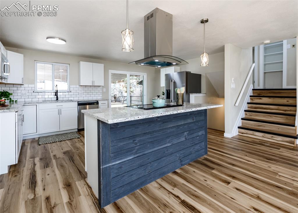 Image 5 of 38: Kitchen