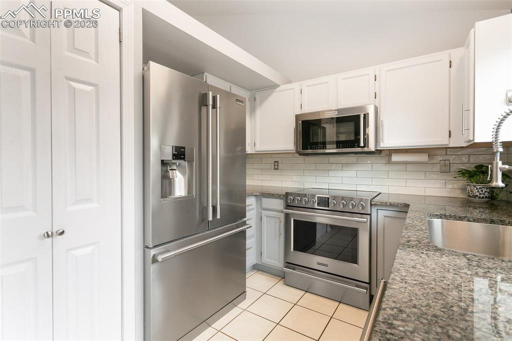 Image 10 of 36: Kitchen