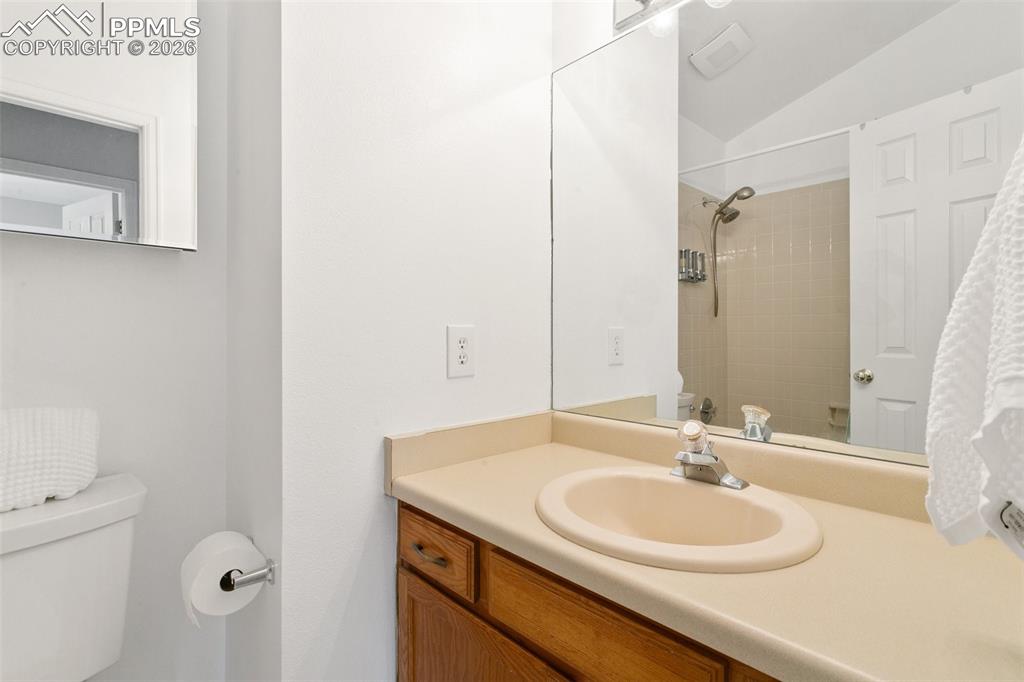 Image 27 of 36: Full bathroom on the upper level
