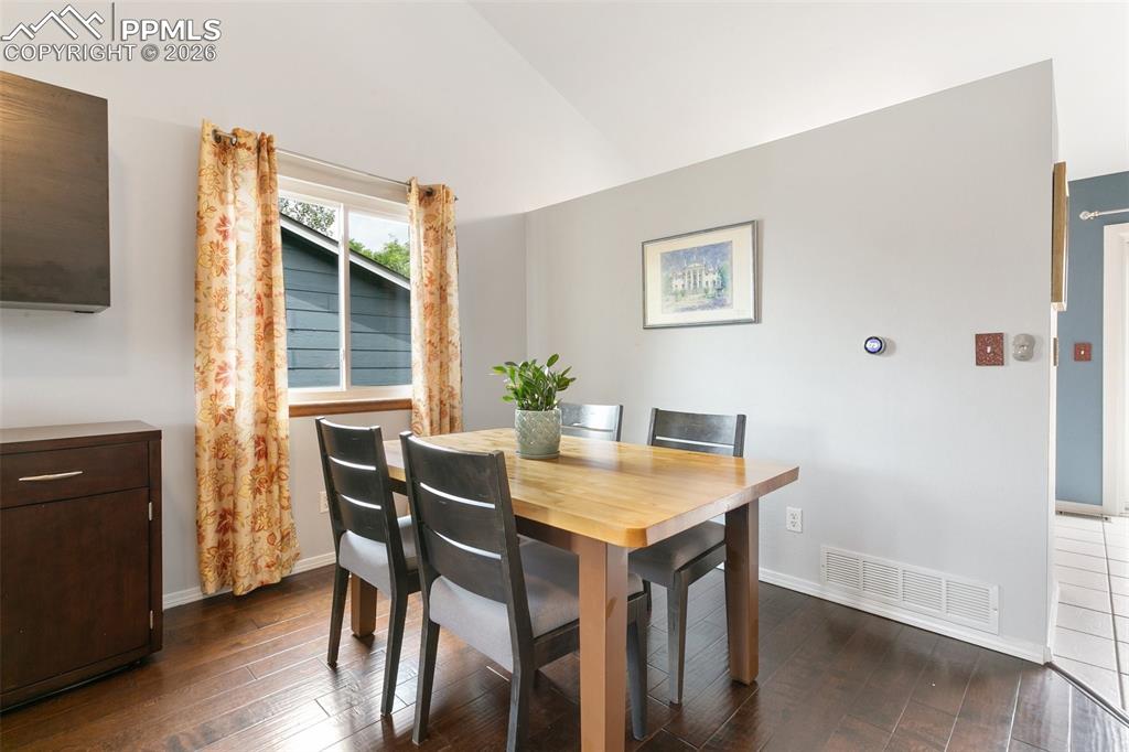 Image 9 of 36: Dining Area