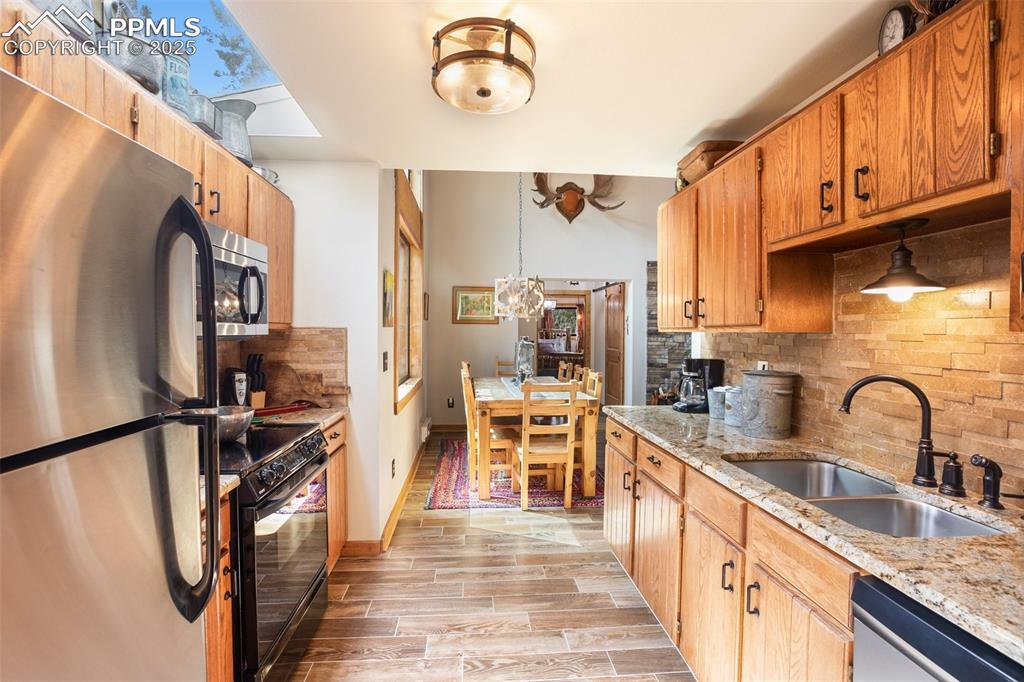 Image 19 of 50: Kitchen