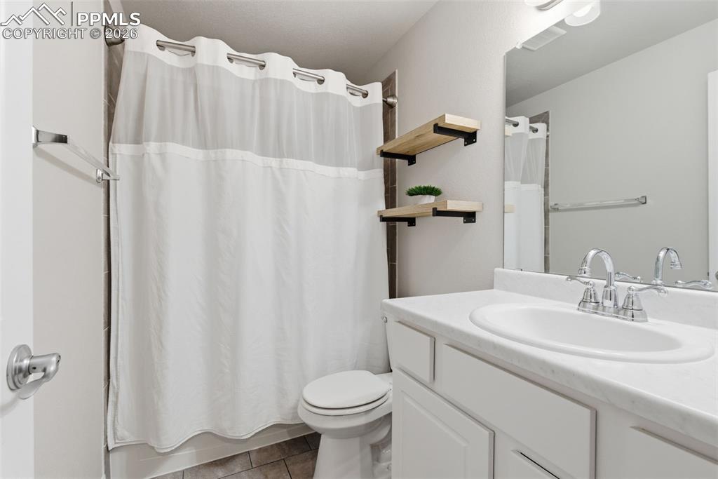 Image 34 of 50: Bathroom 3