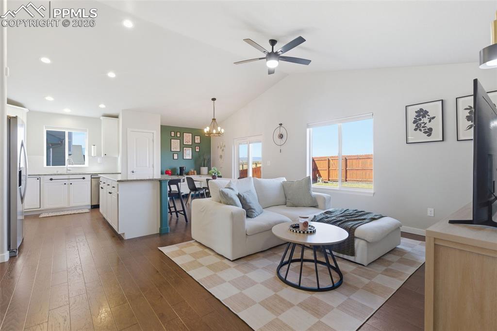 Image 5 of 50: Living Room