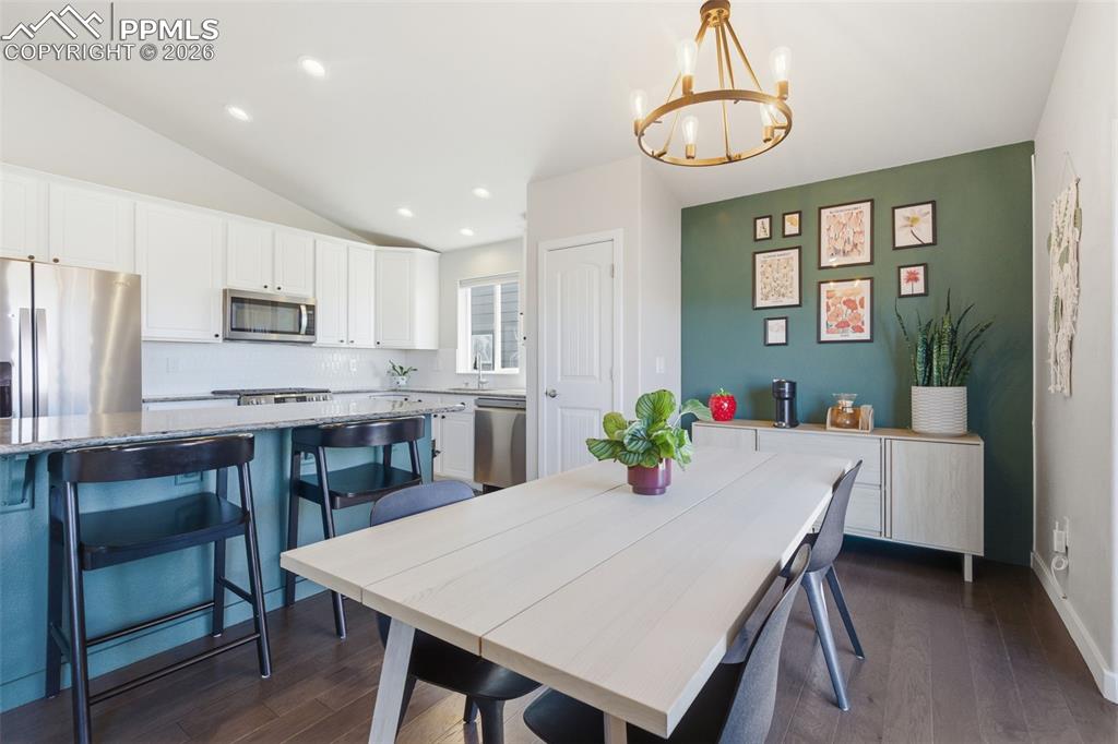 Image 8 of 50: Dining Area