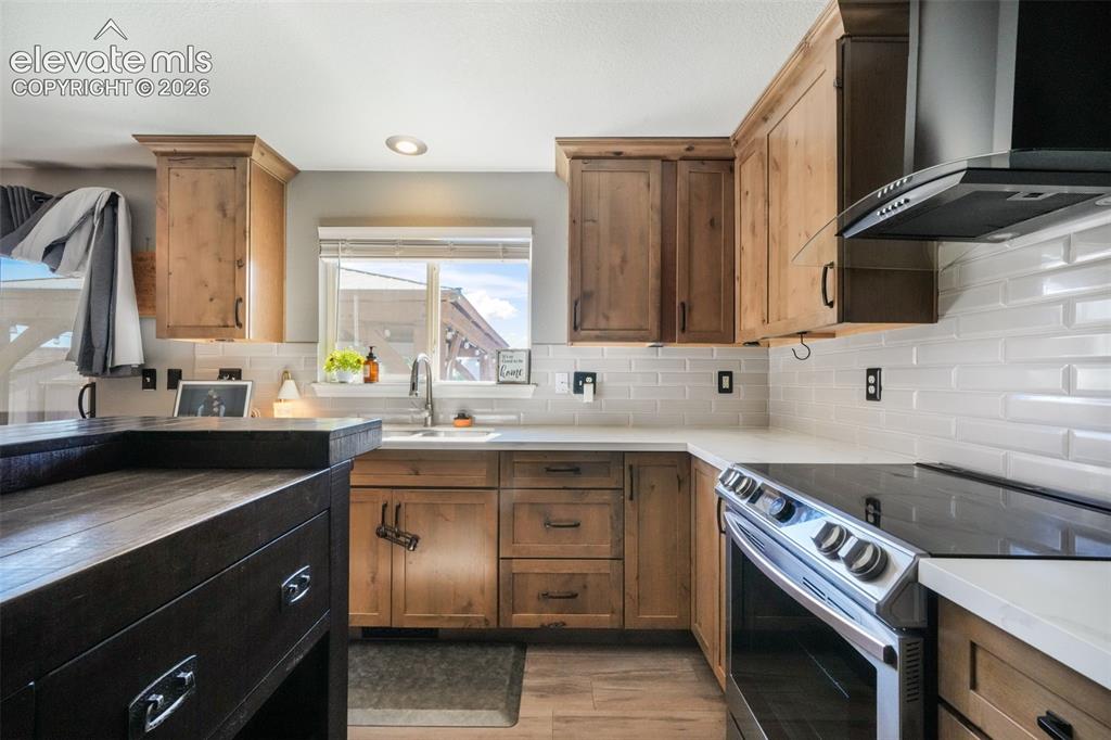 Image 13 of 50: Entry/Family room
